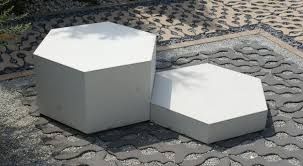 LIBET medovy plast biely beton architektura
